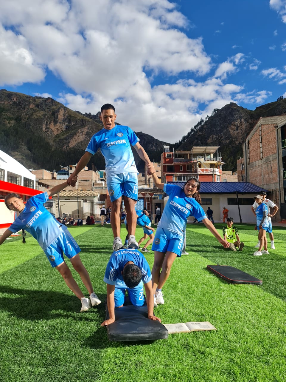 Estudiantes de Educación Física en práctica deportiva